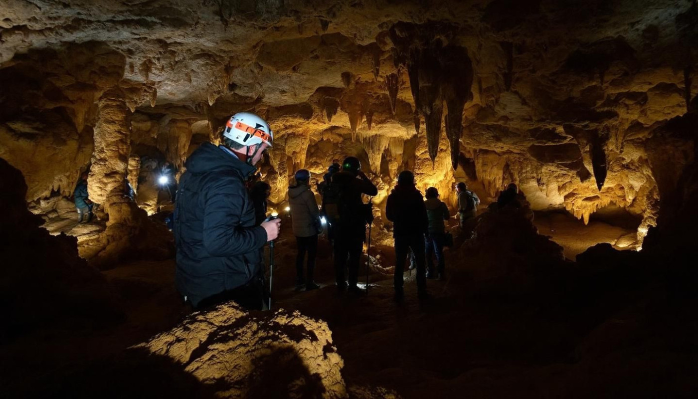 Comment les visites de grottes non guidées enrichissent-elles votre expérience ?